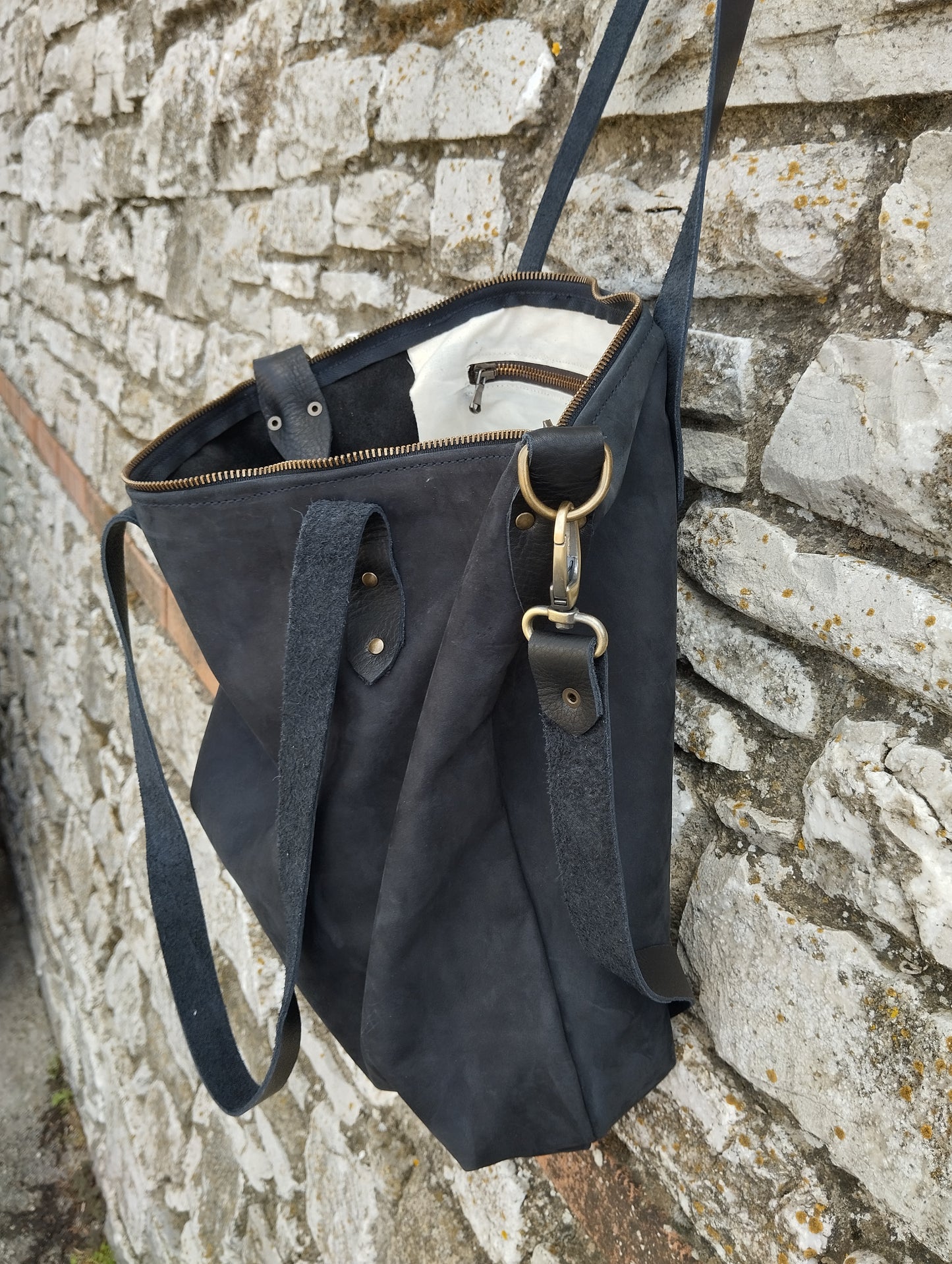 Tote bag in nabuck nero e manici e tracolla in vacchetta nera