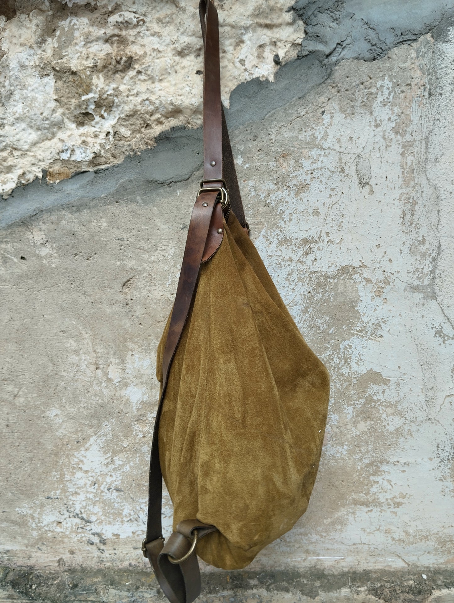 Zaino convertibile in pelle scamosciata verde oliva e vacchetta