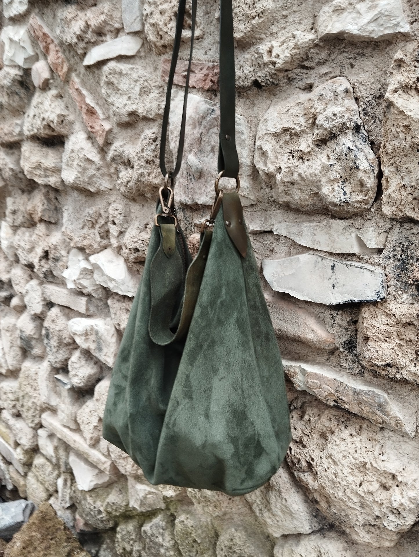 Hobo bag in pelle scamosciata colore verde bottiglia e vacchetta