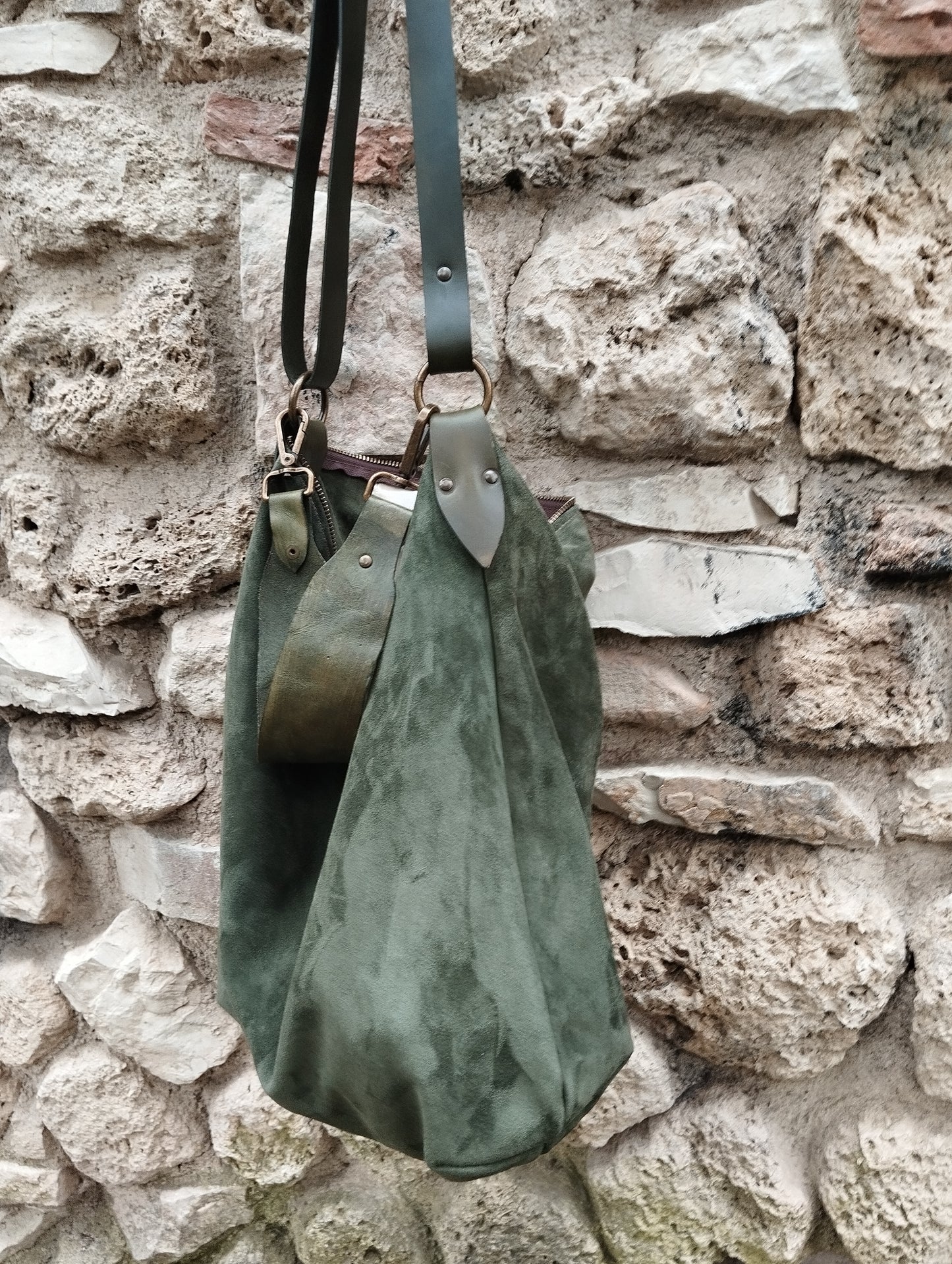 Hobo bag in pelle scamosciata colore verde bottiglia e vacchetta