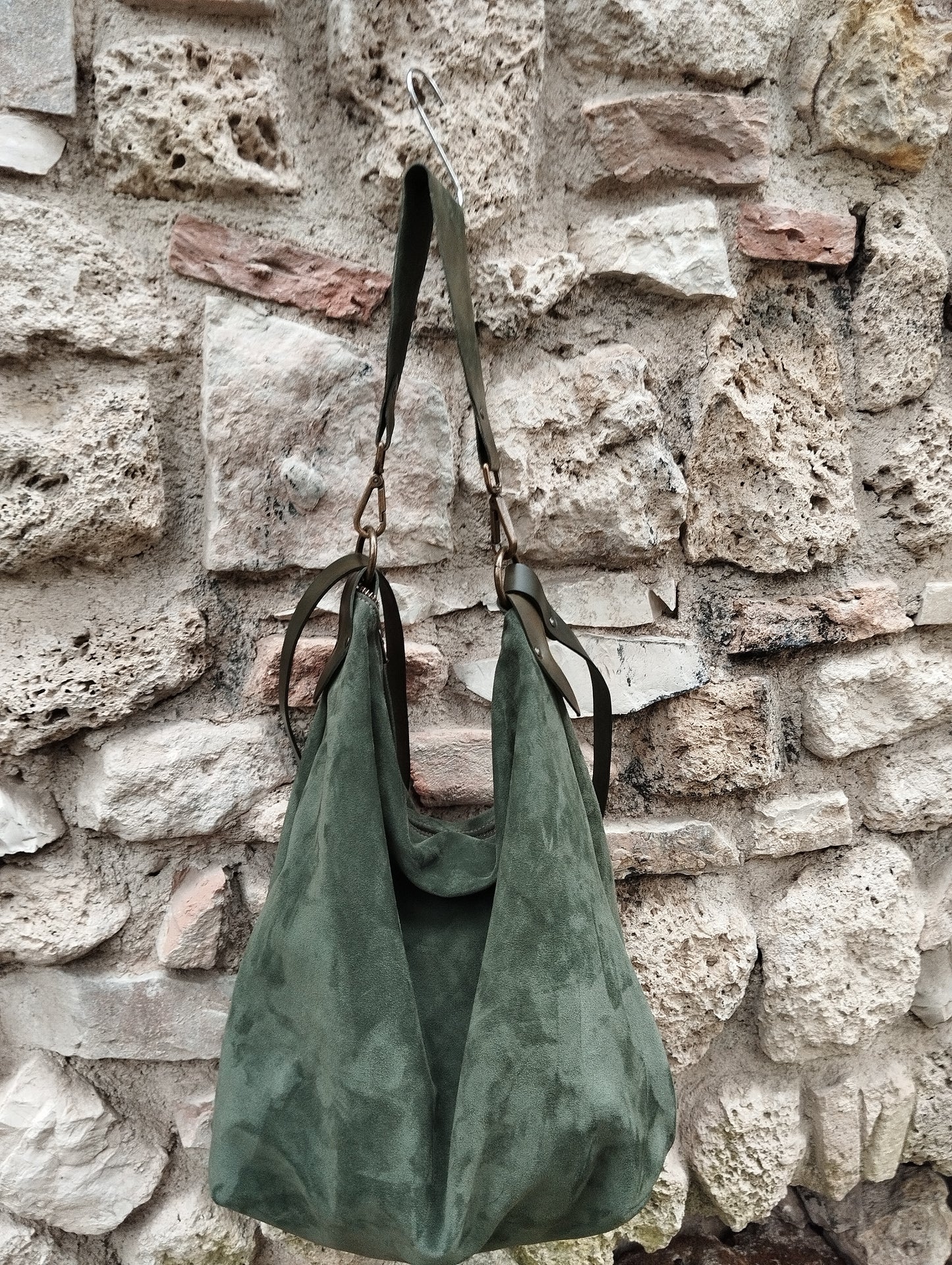 Hobo bag in pelle scamosciata colore verde bottiglia e vacchetta