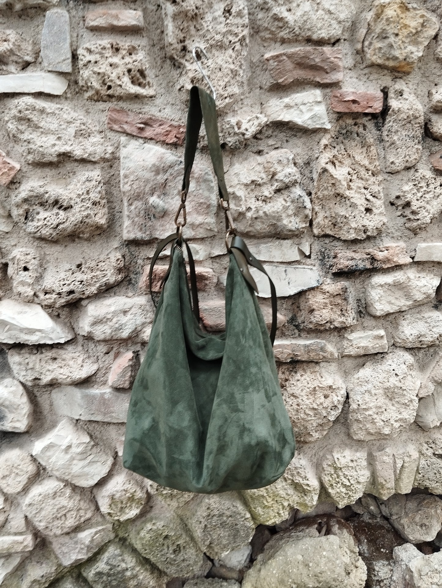 Hobo bag in pelle scamosciata colore verde bottiglia e vacchetta