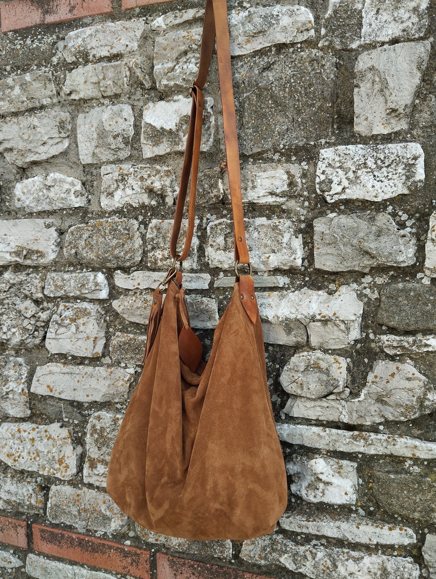 Hobo bag grande in pelle scamosciata color cammello chiusa con zip