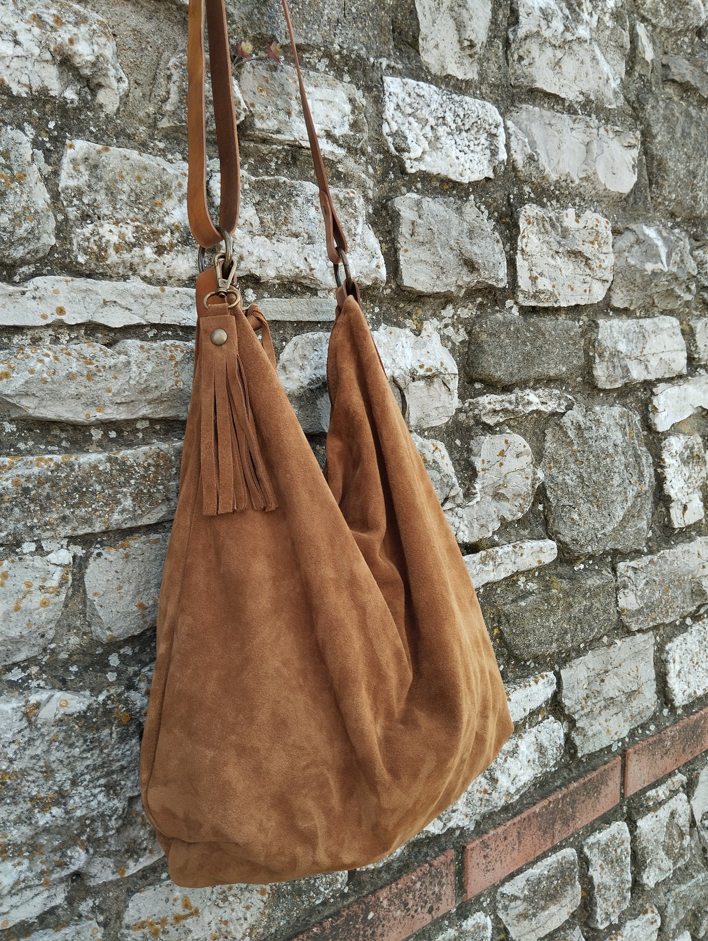 Hobo bag grande in pelle scamosciata color cammello chiusa con zip