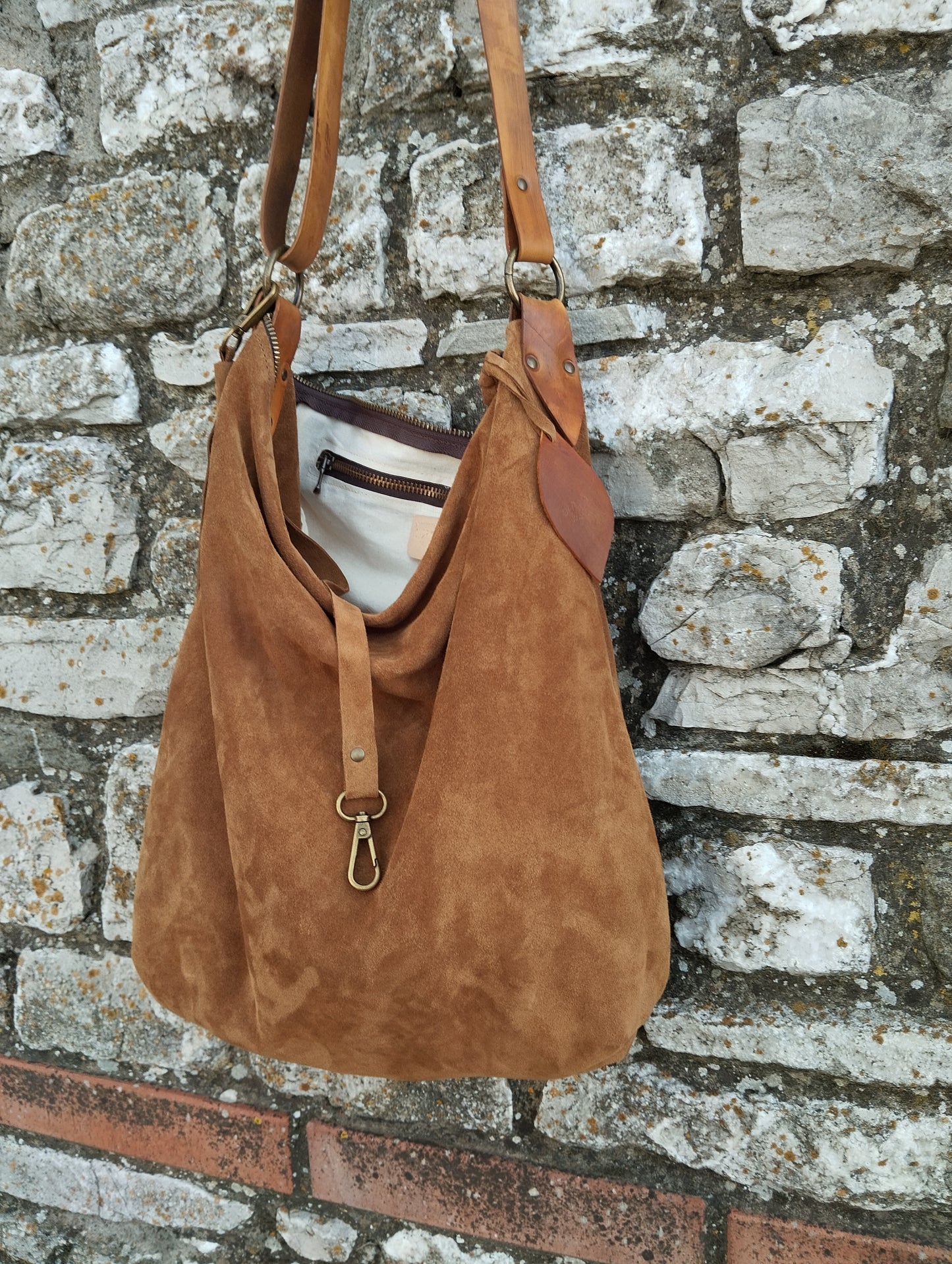 Hobo bag grande in pelle scamosciata color cammello chiusa con zip