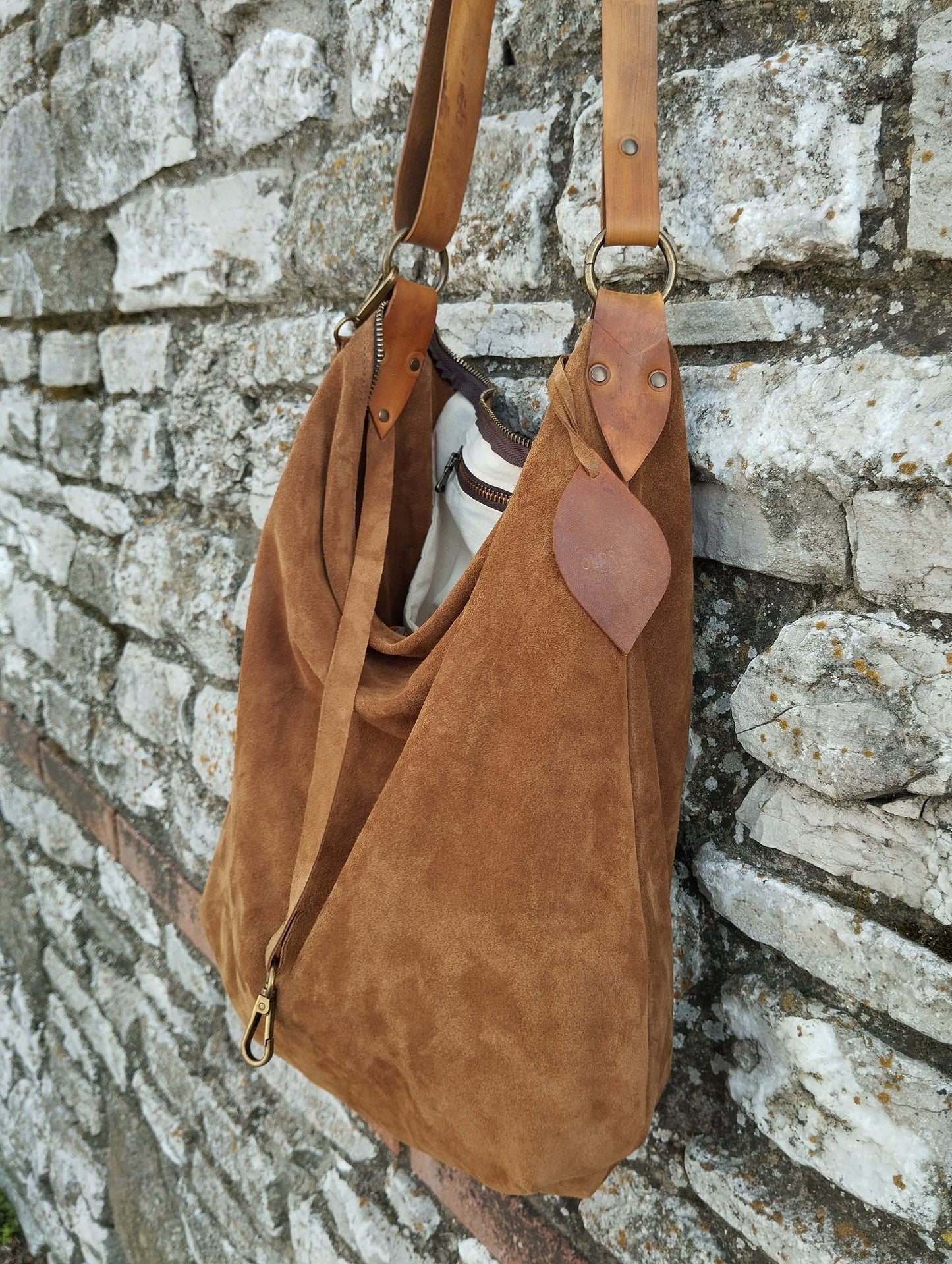 Hobo bag grande in pelle scamosciata color cammello chiusa con zip