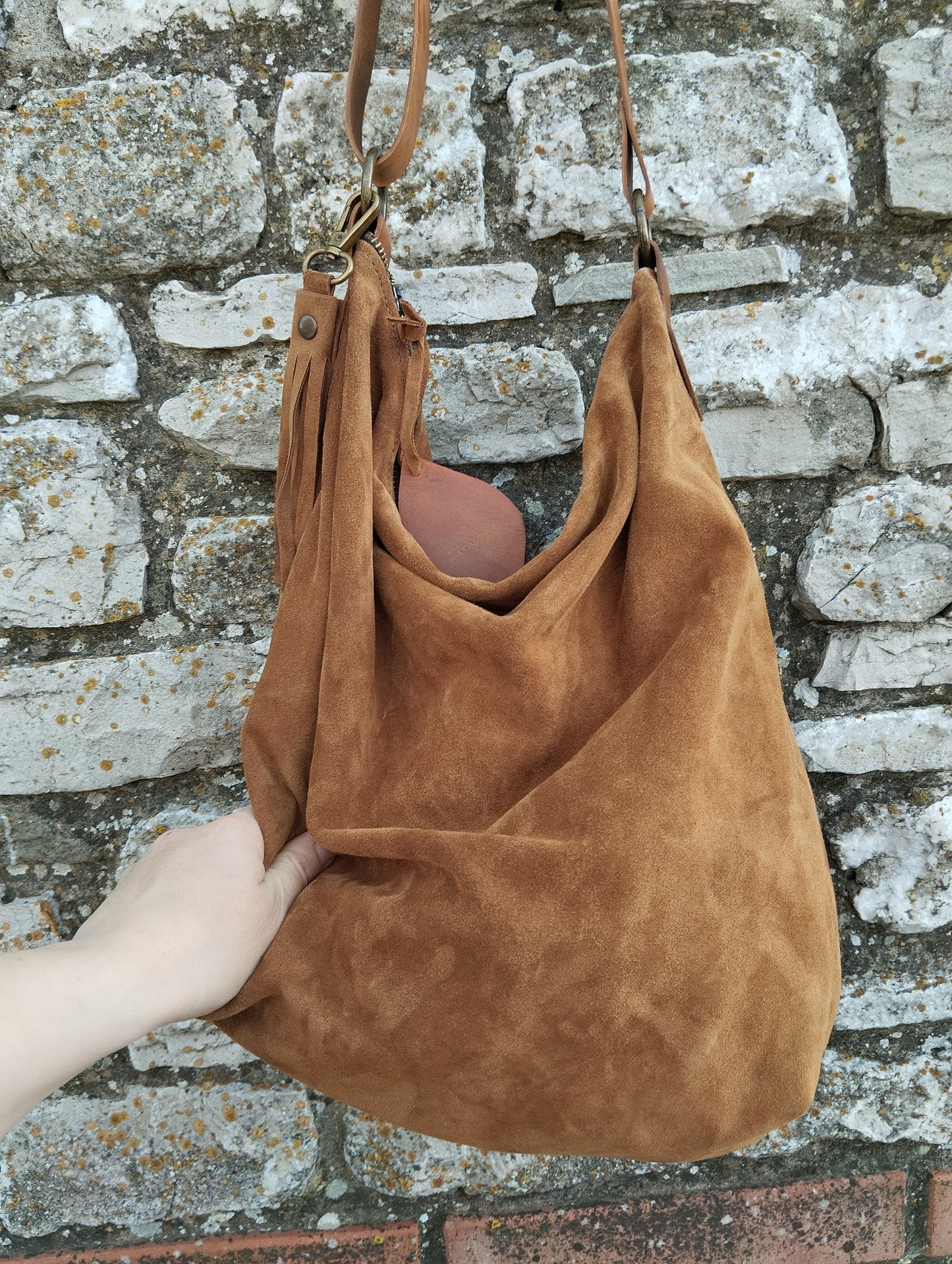 Hobo bag grande in pelle scamosciata color cammello chiusa con zip