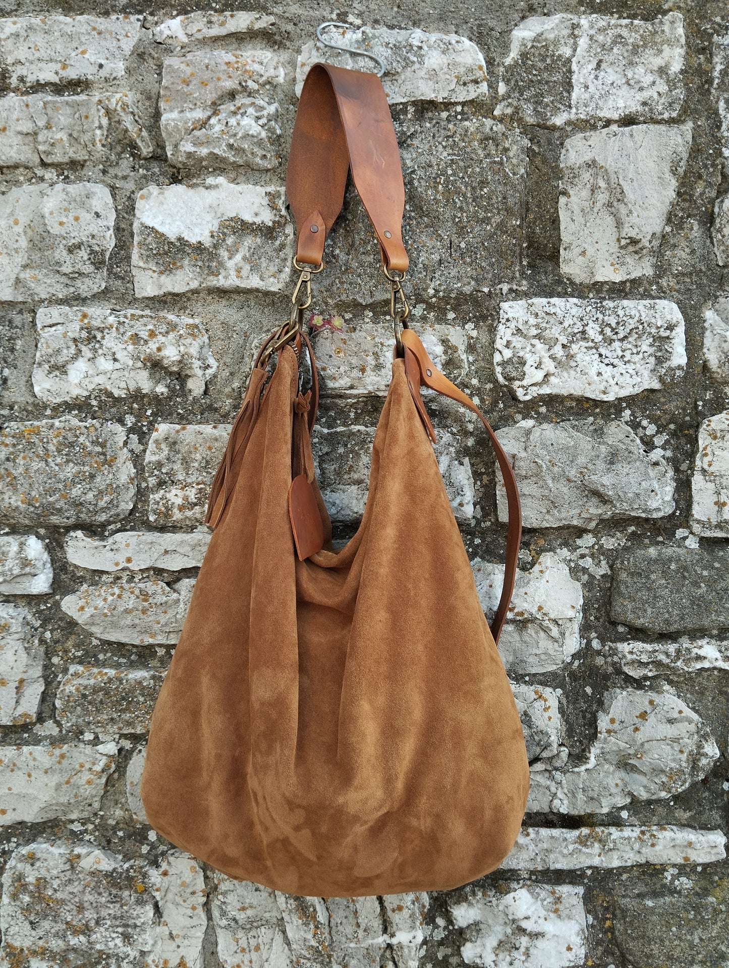 Hobo bag grande in pelle scamosciata color cammello chiusa con zip