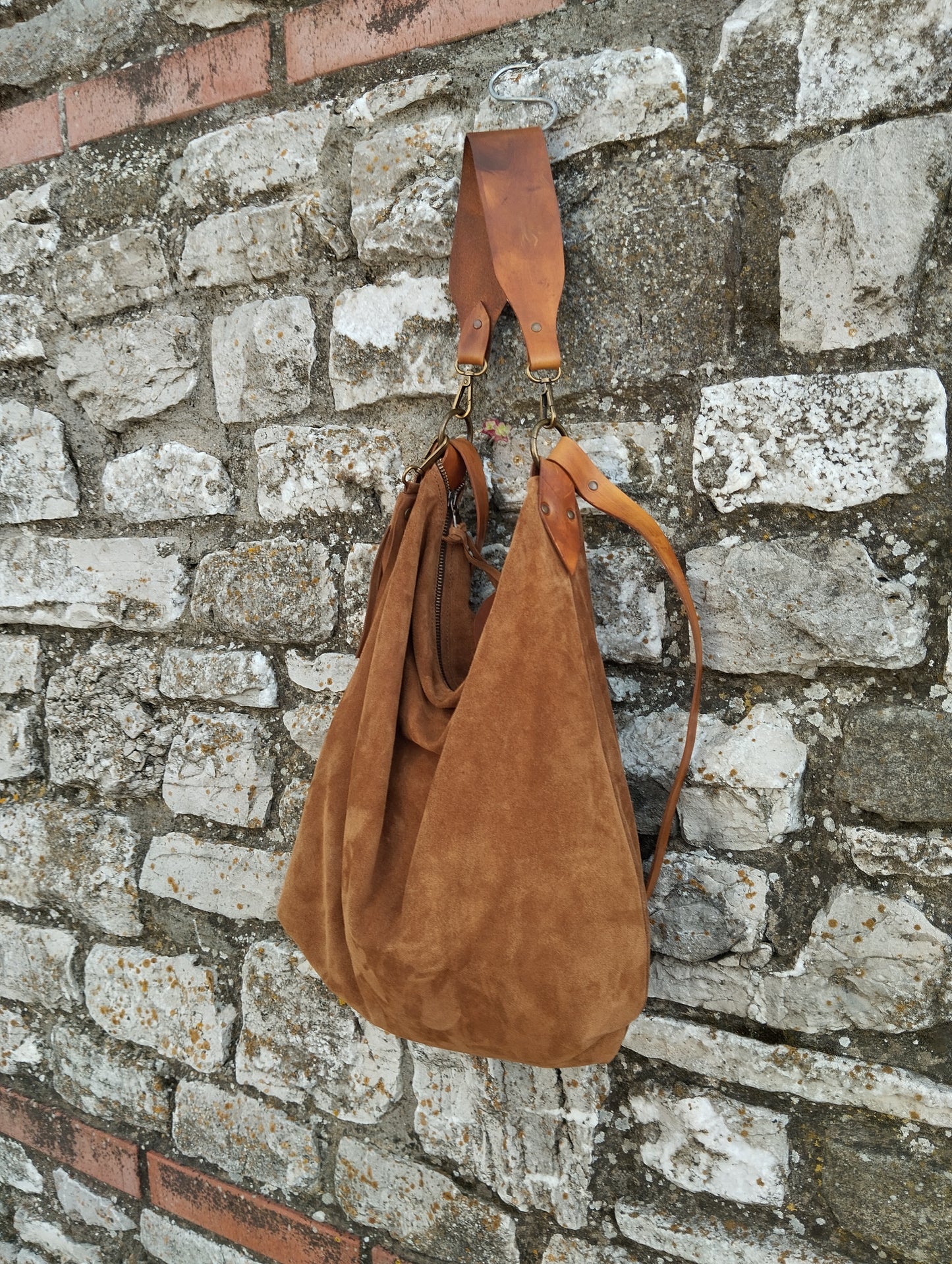 Hobo bag grande in pelle scamosciata color cammello chiusa con zip