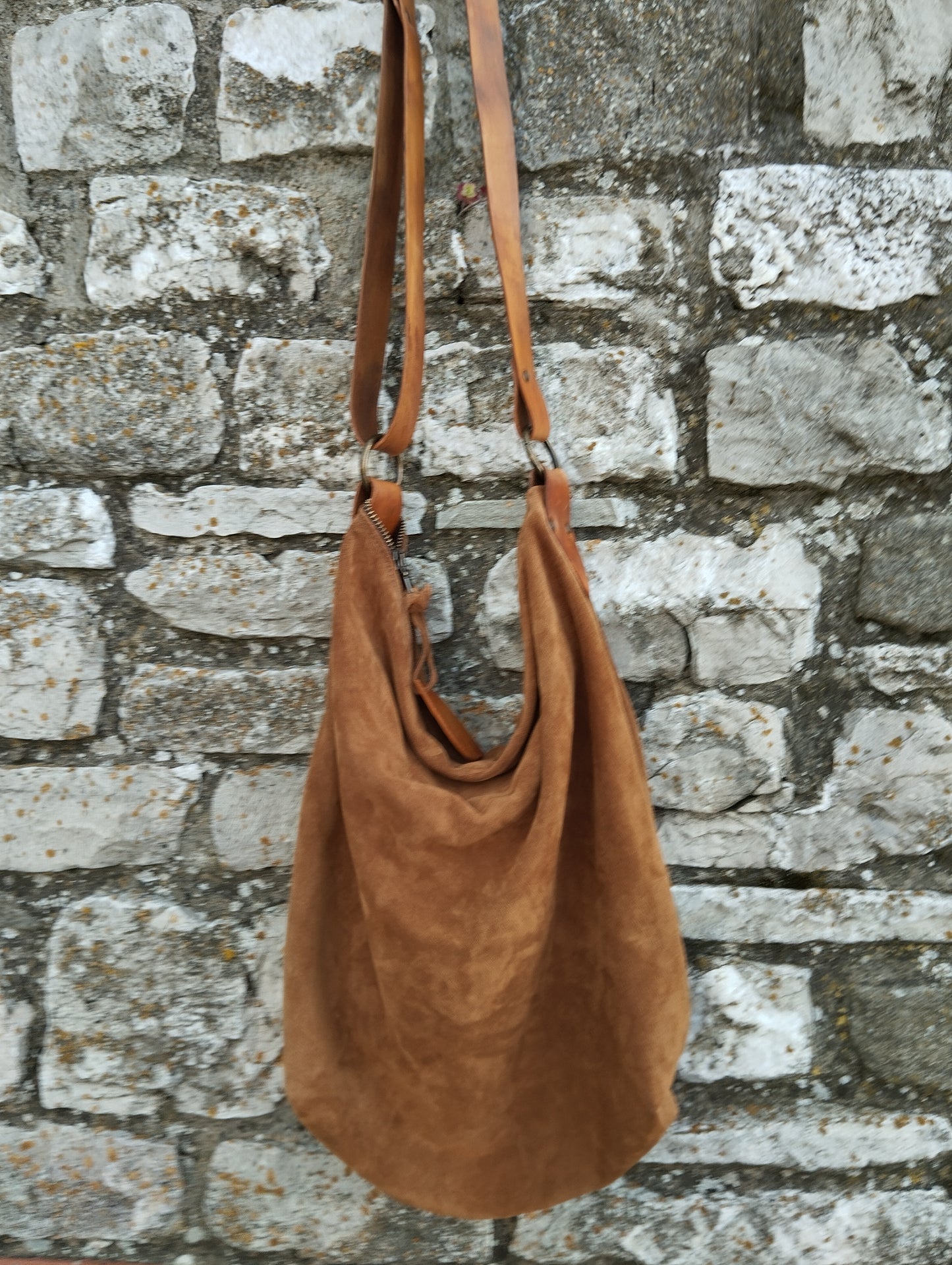 Hobo bag grande in pelle scamosciata color cammello chiusa con zip