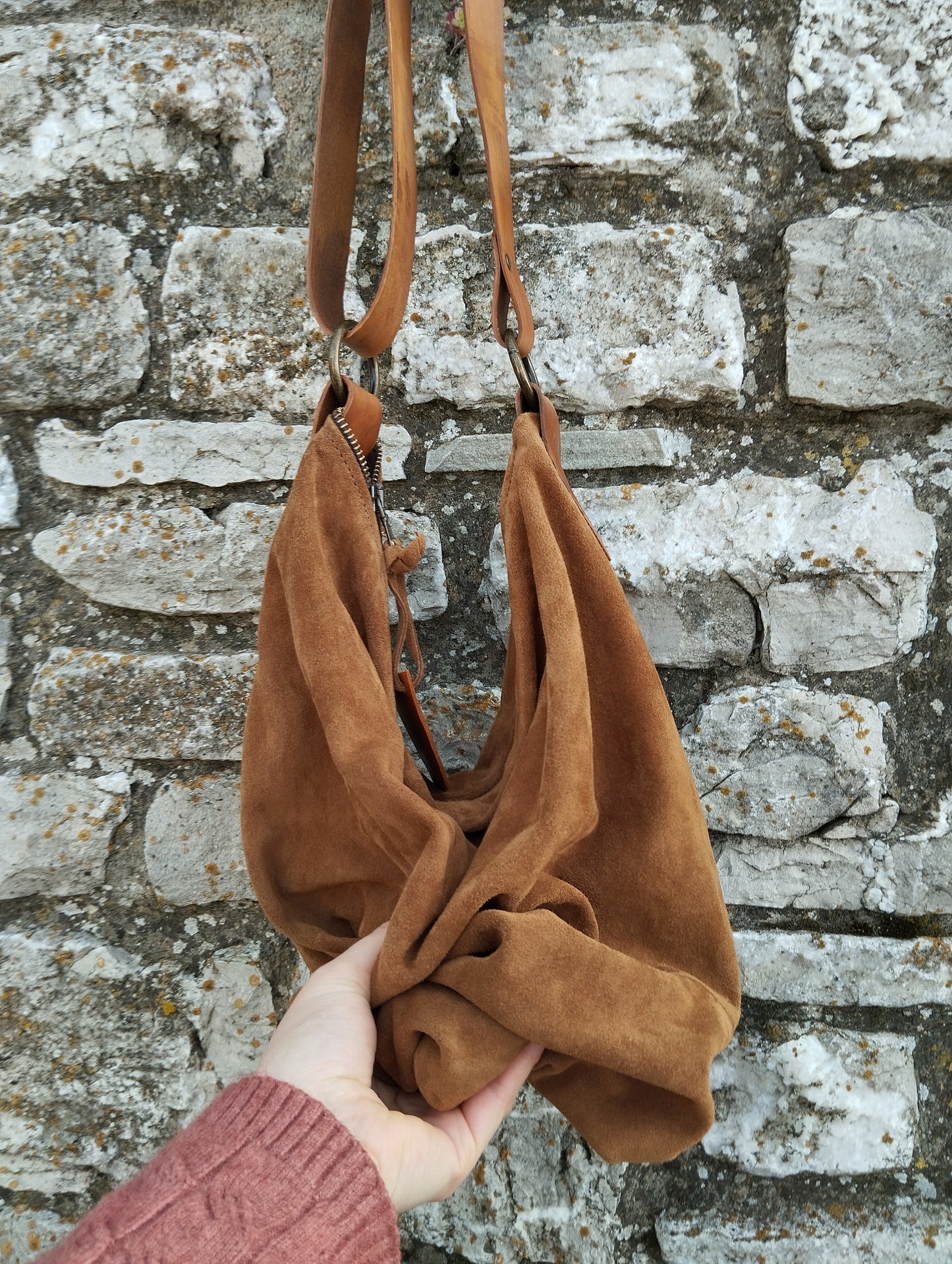 Hobo bag grande in pelle scamosciata color cammello chiusa con zip