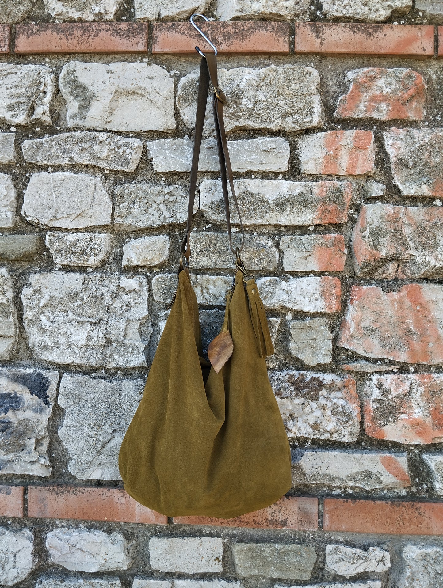 Hobo bag in morbida pelle scamosciata di colore verde chiusa con zip