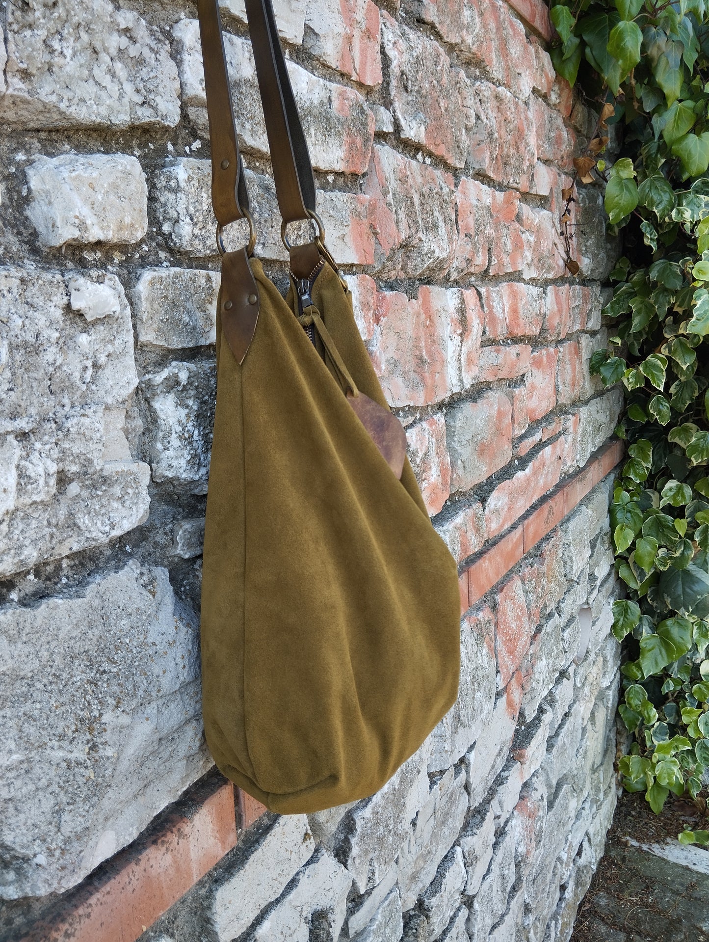 Hobo bag in morbida pelle scamosciata di colore verde chiusa con zip