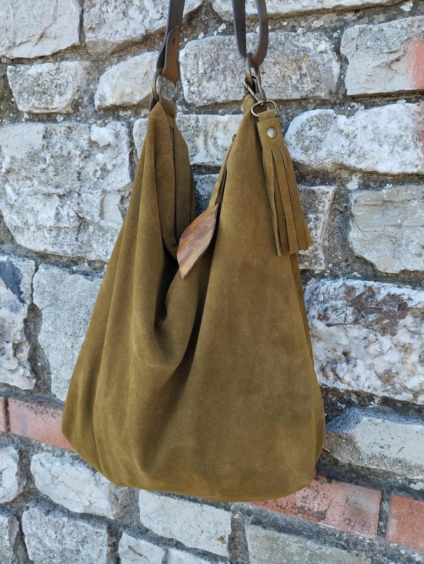 Hobo bag in morbida pelle scamosciata di colore verde chiusa con zip