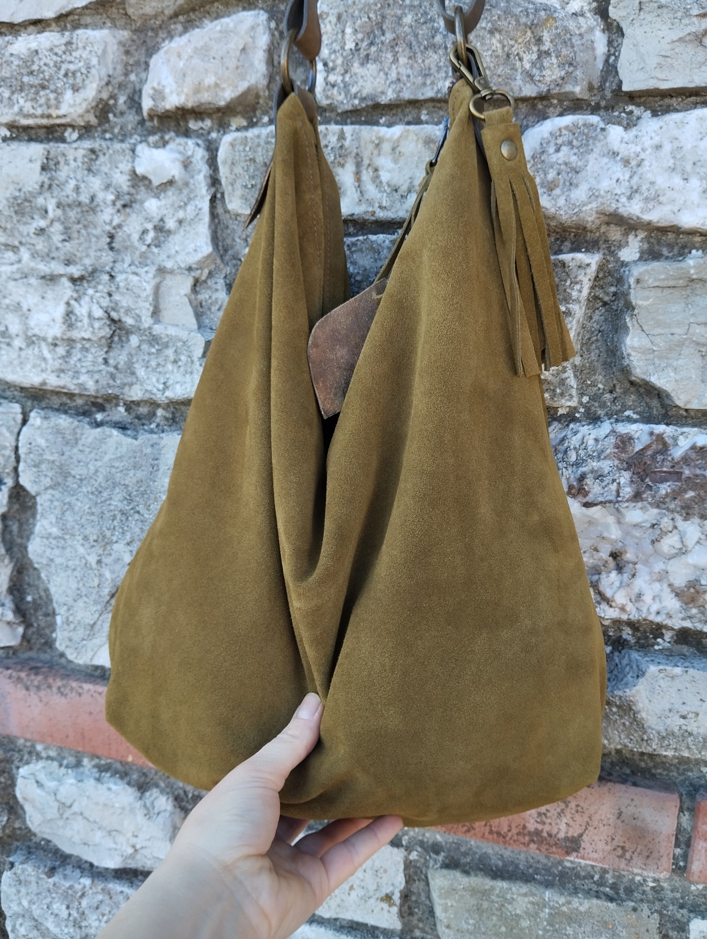 Hobo bag in morbida pelle scamosciata di colore verde chiusa con zip