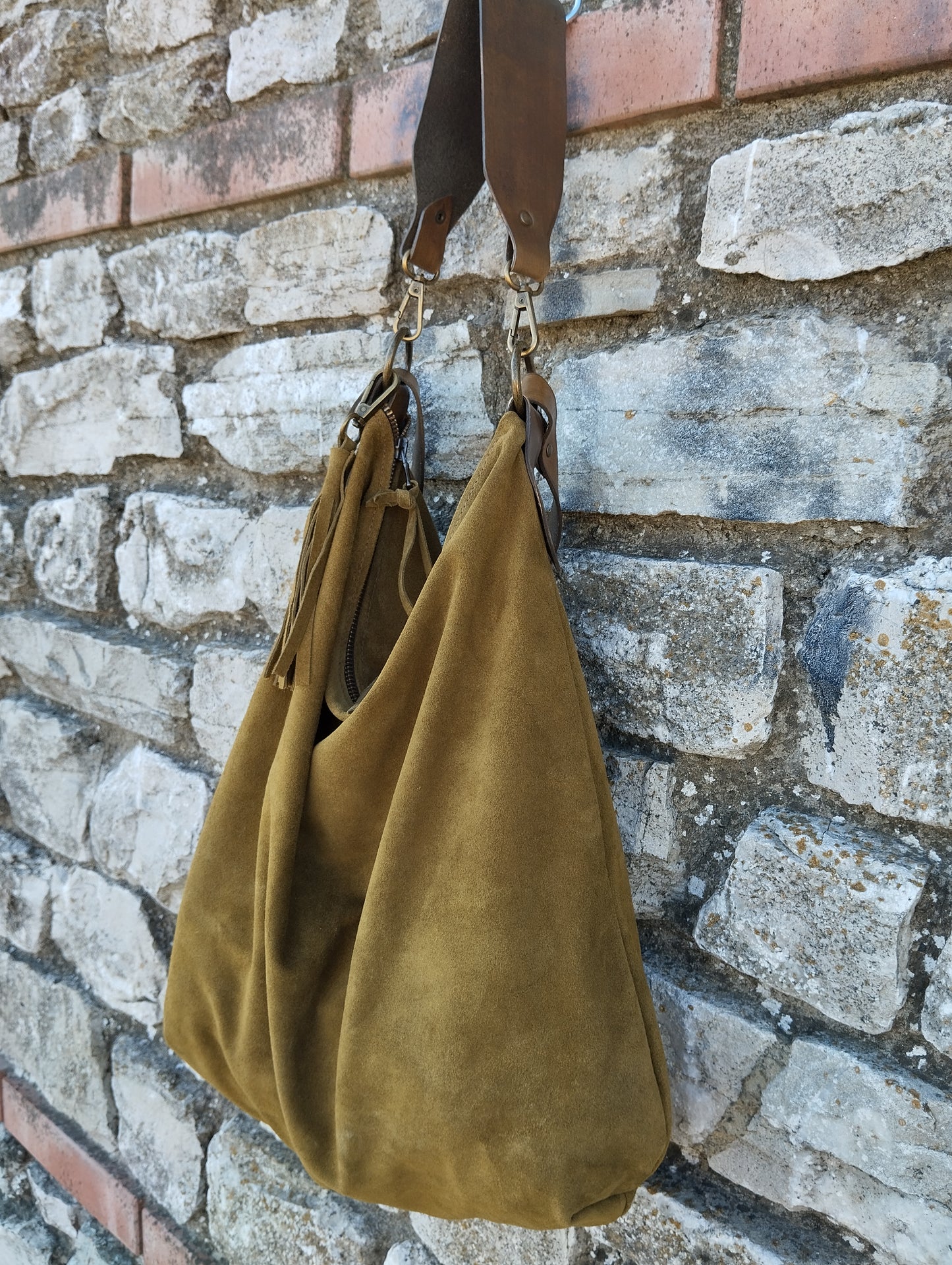 Hobo bag in morbida pelle scamosciata di colore verde chiusa con zip