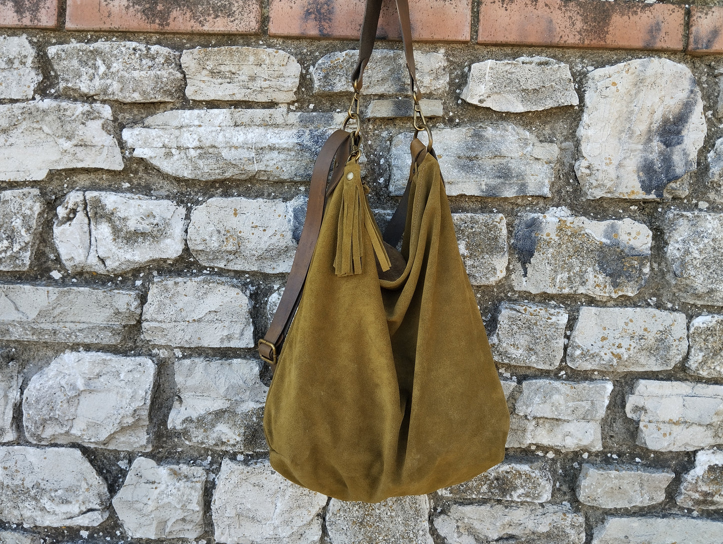 Hobo bag in morbida pelle scamosciata di colore verde chiusa con zip