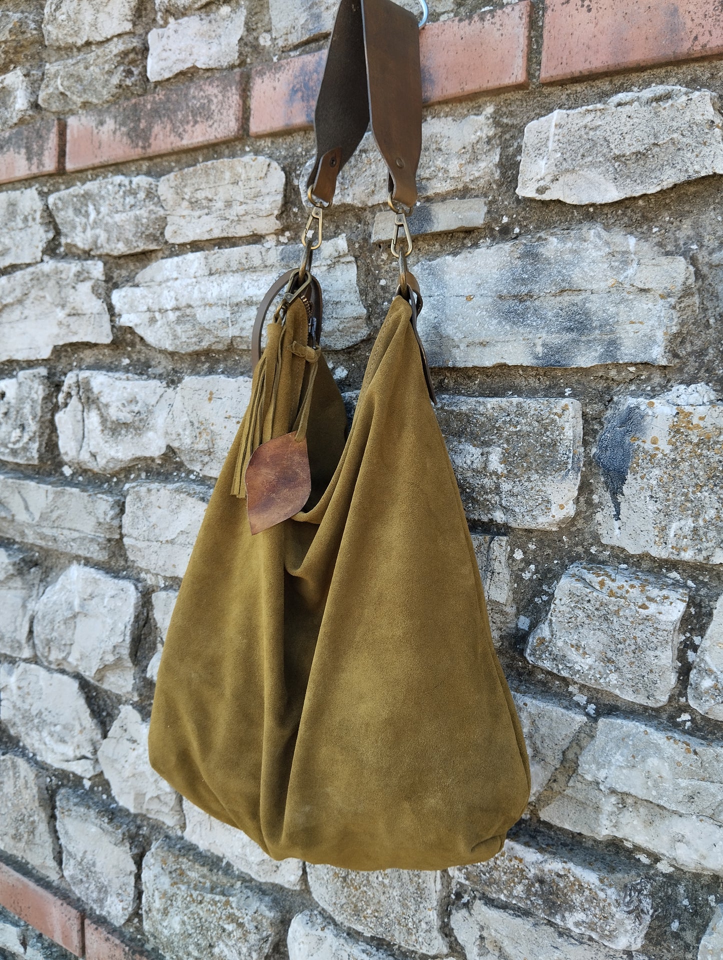 Hobo bag in morbida pelle scamosciata di colore verde chiusa con zip