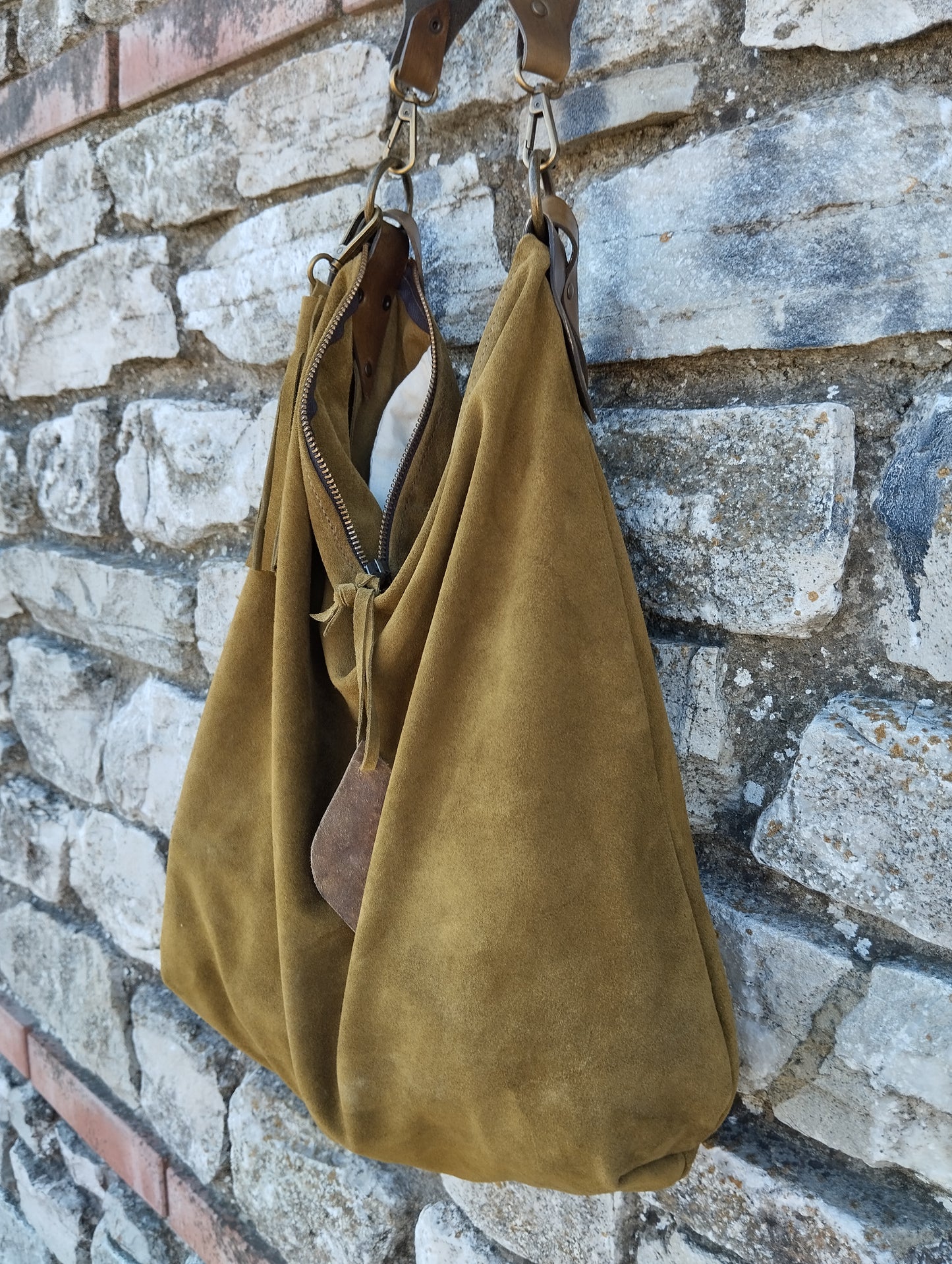 Hobo bag in morbida pelle scamosciata di colore verde chiusa con zip