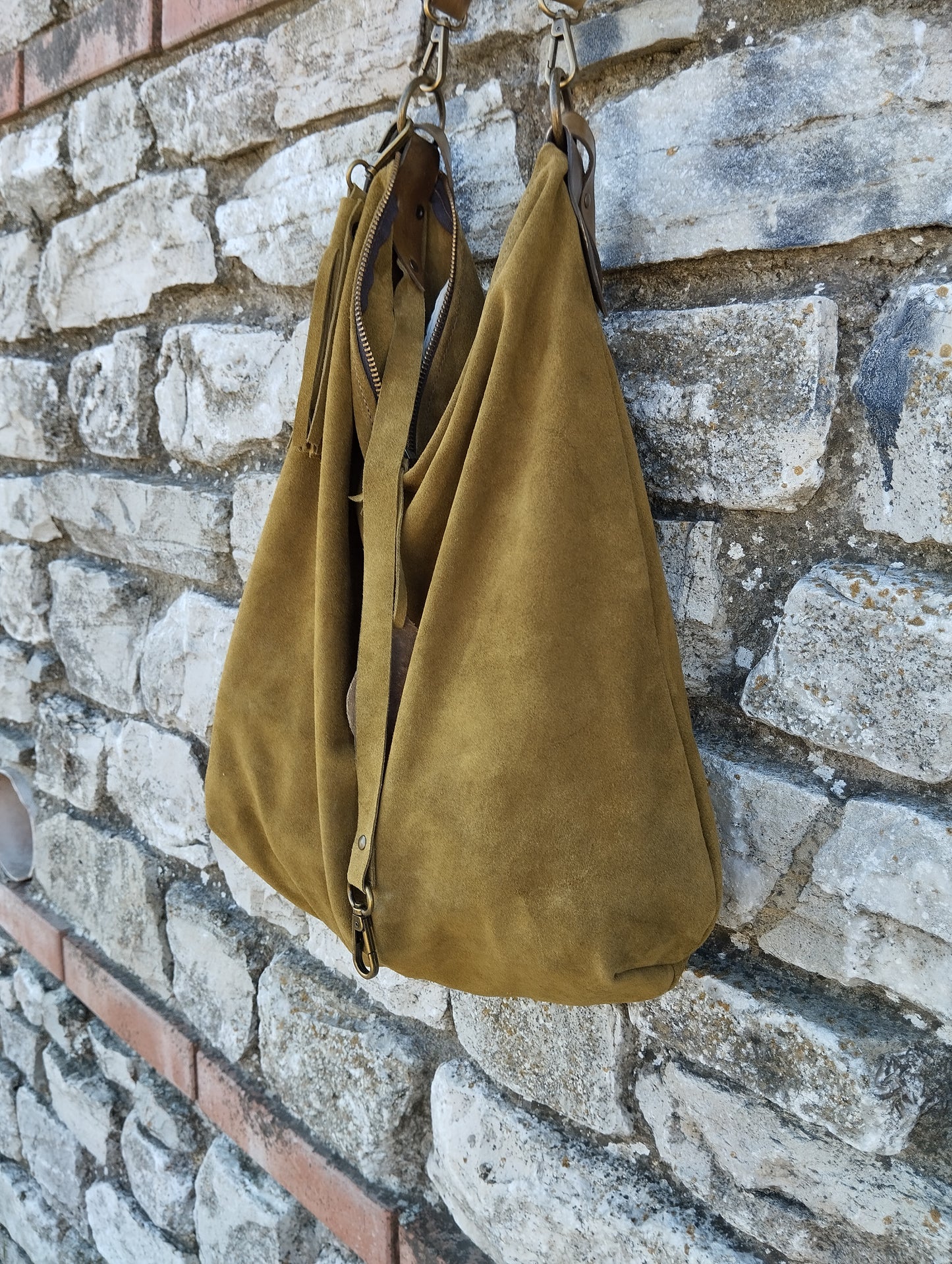 Hobo bag in morbida pelle scamosciata di colore verde chiusa con zip