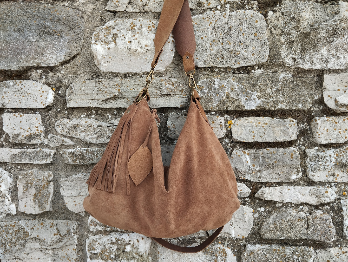 Borsa Hobo taglia larga e bassa in pelle scamosciata beige. Ultimo pezzo