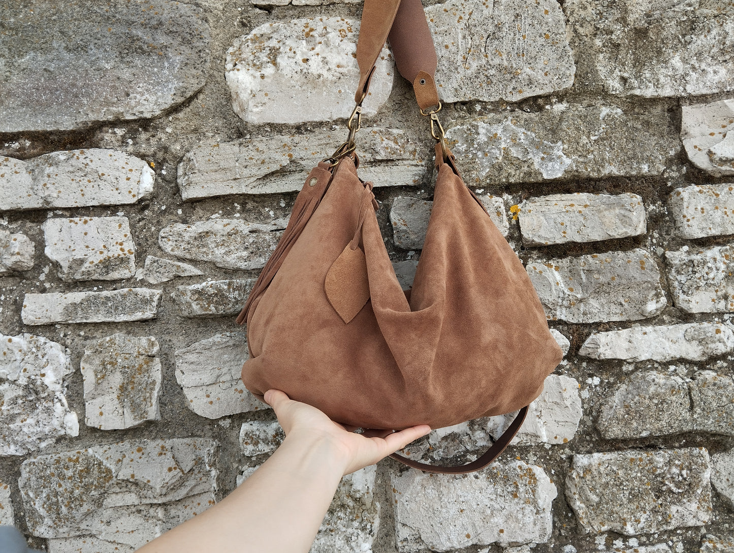 Borsa Hobo taglia larga e bassa in pelle scamosciata beige. Ultimo pezzo