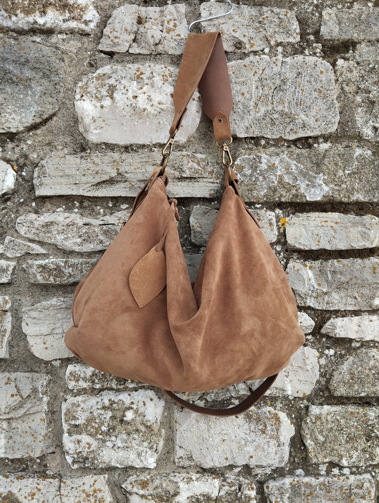 Borsa Hobo taglia larga e bassa in pelle scamosciata beige. Ultimo pezzo