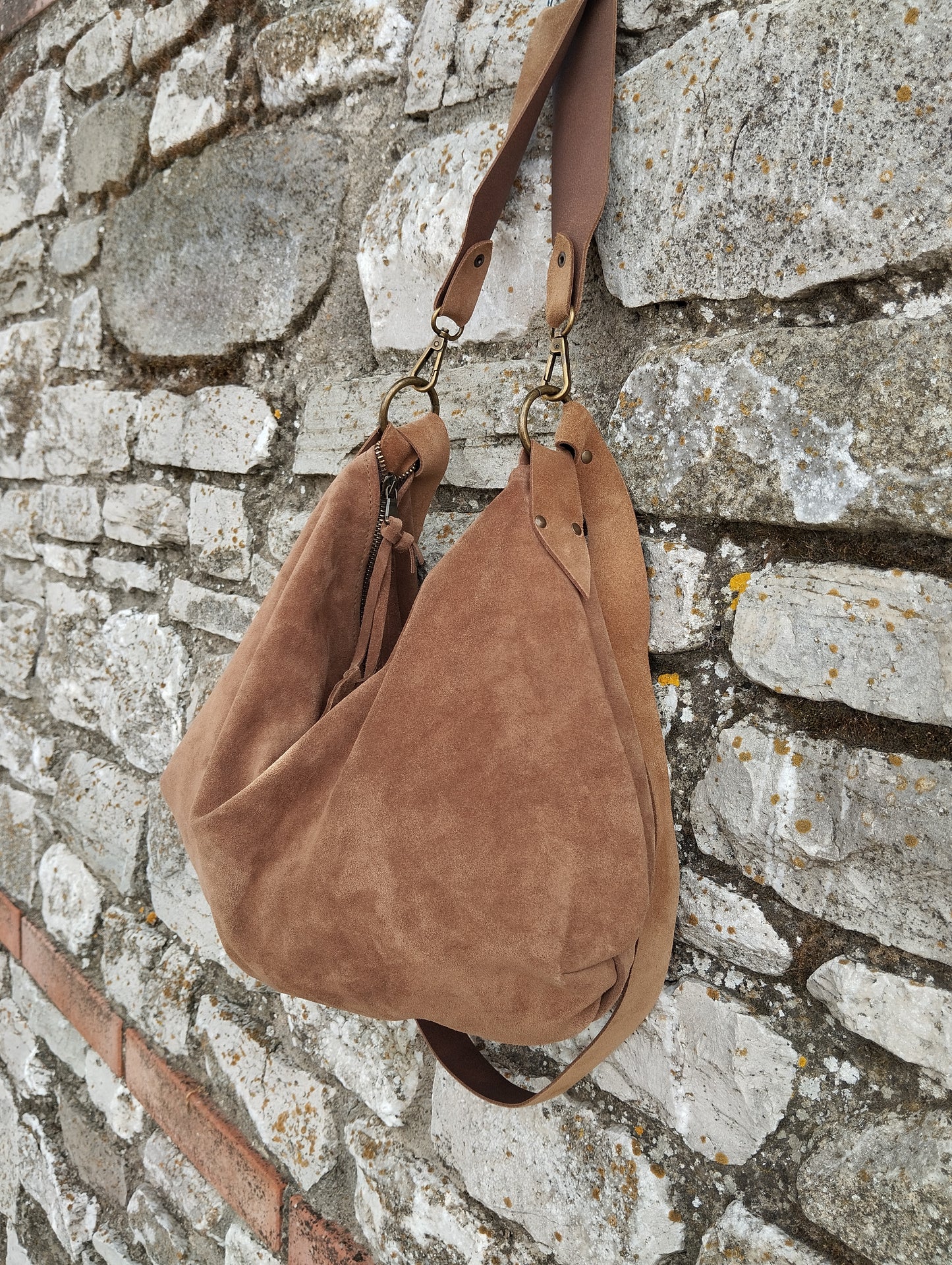 Borsa Hobo taglia larga e bassa in pelle scamosciata beige. Ultimo pezzo