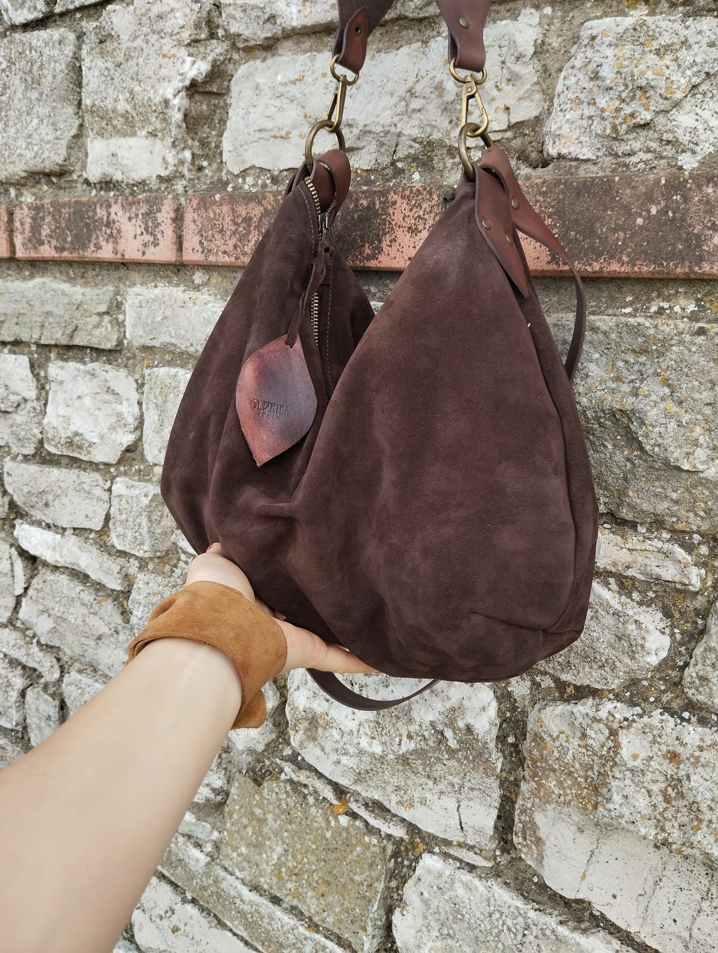 Hobo bag taglia larga e bassa in pelle scamosciata marrone