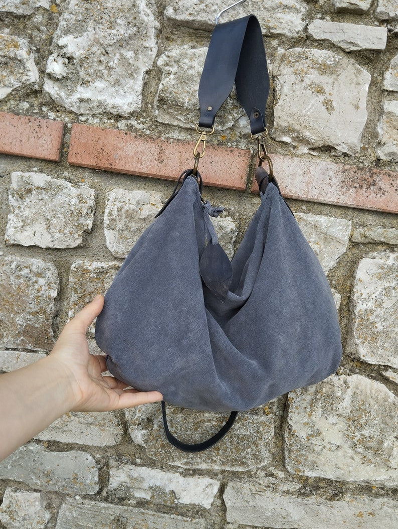 Borsa Hobo taglia larga e bassa in pelle scamosciata grigia.