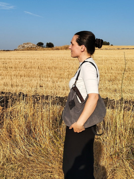 Borsa Hobo taglia larga e bassa in pelle scamosciata grigia.